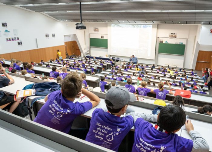 Kinder im Hörsaal bei einer Vorlesung der KinderuniWien