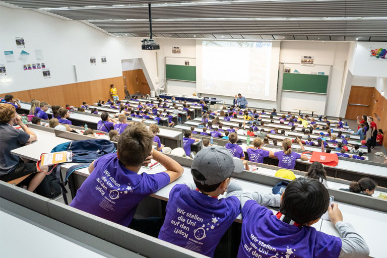 Children in the lecture hall at a Vienna Children's University course