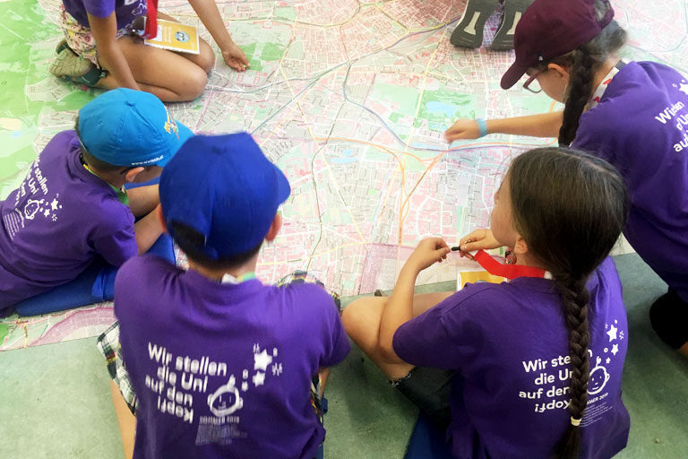 KinderuniWien Studierende setzen sich mit dem Stadtplan auseinander