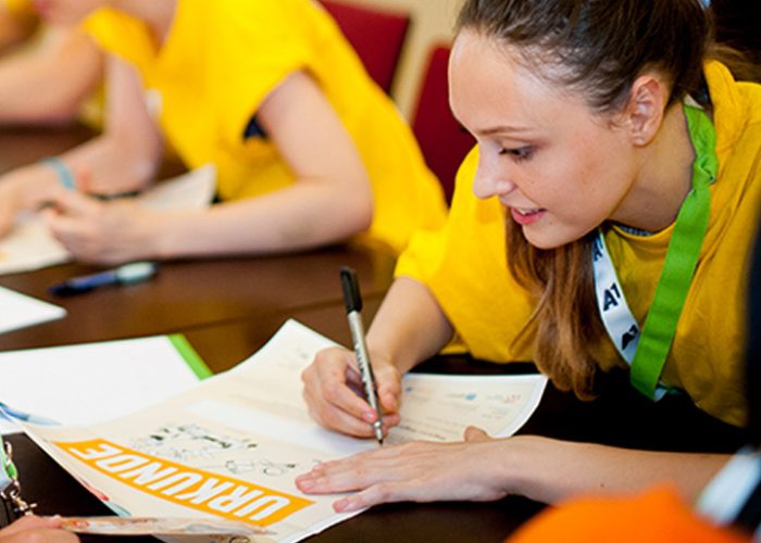 KinderuniWien-Sponsion: In der Schreibstube werden die Urkunden ausgefüllt