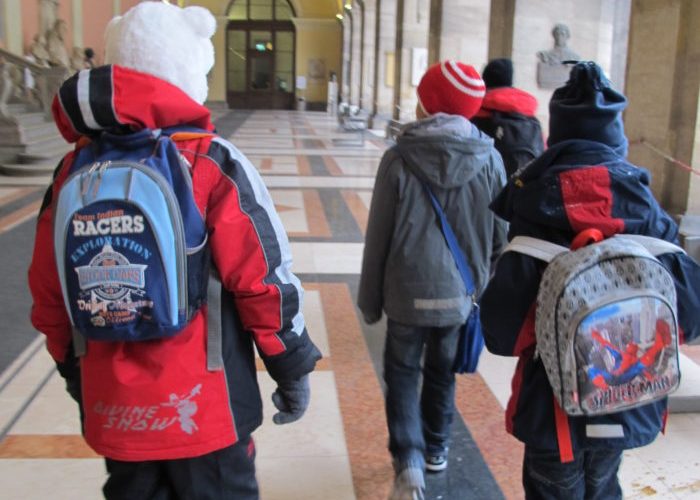 Kindergruppe unterwegs an der Uni