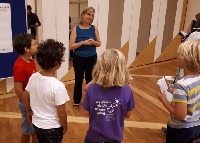 Federal Minister Leonore Gewessler discusses with children as part of the Holiday Weeks