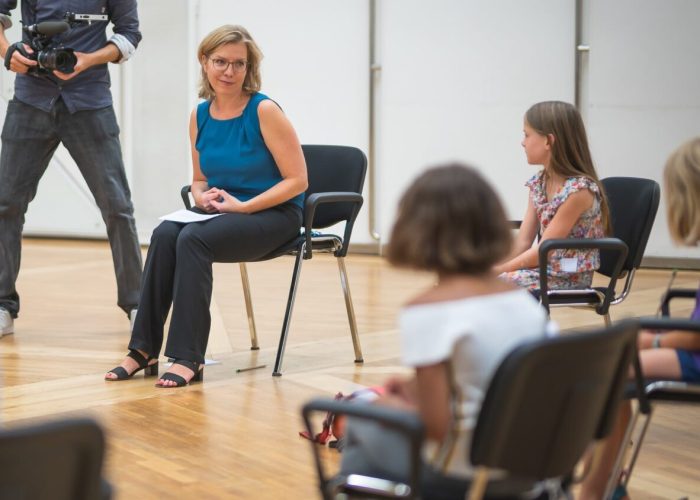 Bundesministerin Leonore Gewessler diskutiert mit Kindern im Rahmen der Ferienwochen