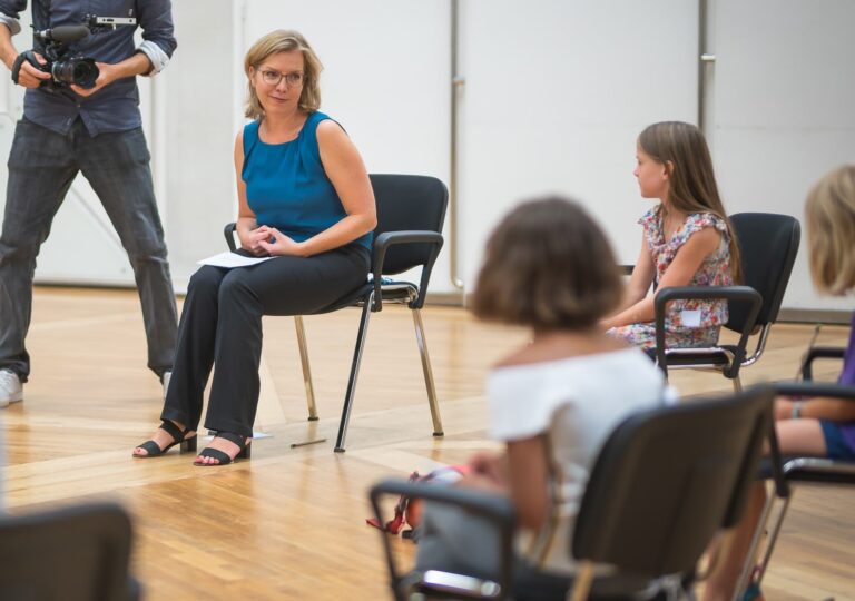Federal Minister Leonore Gewessler discusses with children as part of the Holiday Weeks