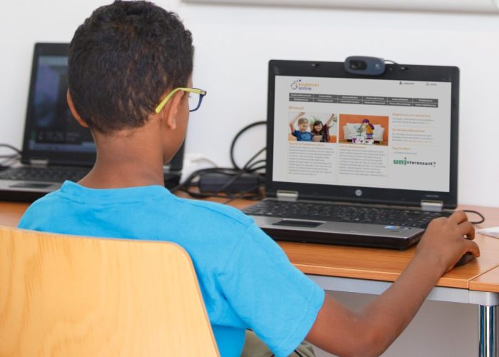 KinderuniWien-Studierender am Laptop
