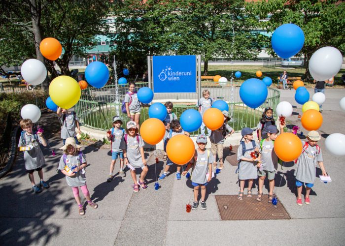 Vienna Children's University students with balloons on campus