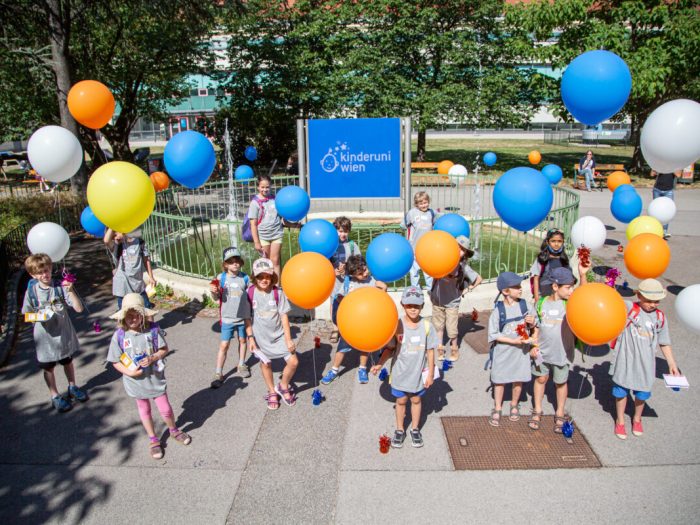 KinderuniWien Studierende mit Luftballons am Campus