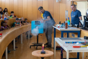 Kerze ausblasen einmal anders, Spannung in der KinderuniWien-Vorlesung