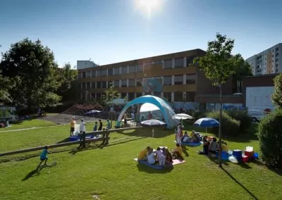 Der mobile Hörsaal im Park ist ein offenes Zelt mit Sitzbänken