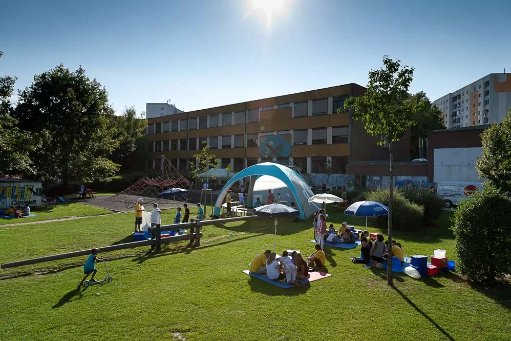 Der mobile Hörsaal im Park ist ein offenes Zelt mit Sitzbänken