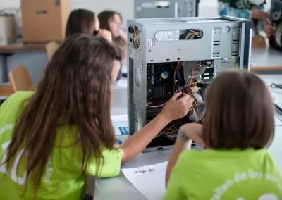 Mädchen an der KinderuniWien bauen einen PC zusammen