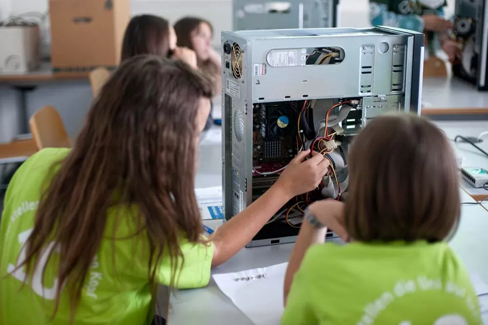 Mädchen an der KinderuniWien bauen einen PC zusammen