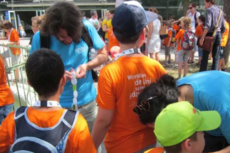 eine Tagesticketgruppe unterwegs am Campus