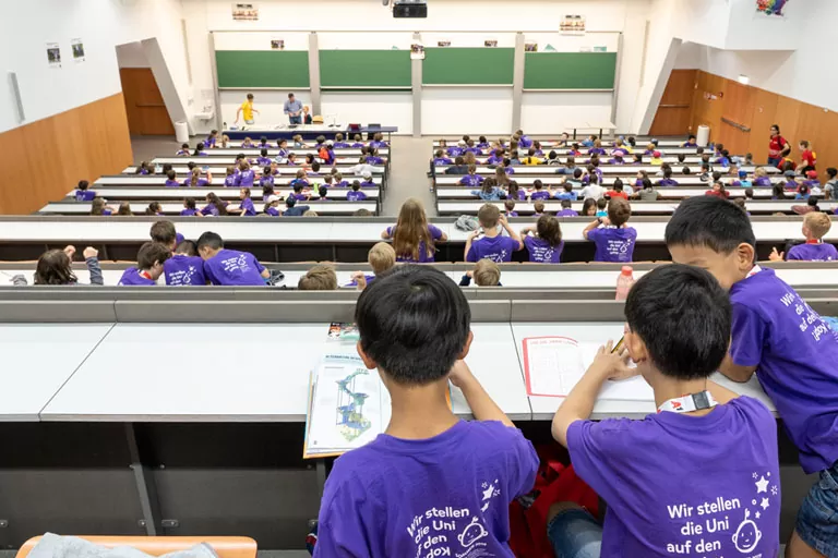 KinderuniWien Vorlesung in großem Hörsaal