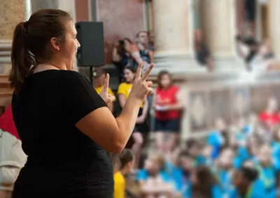 eine Gebärdensprachdolmetscherin bei der KinderuniWien-Sponsion