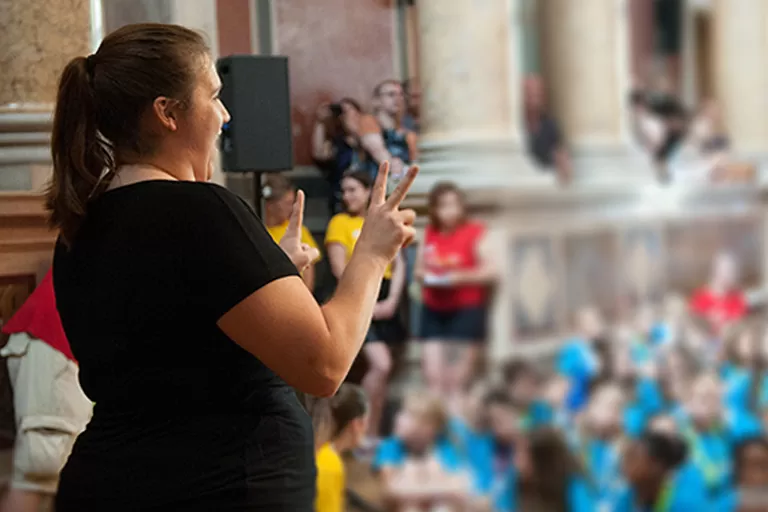 eine Gebärdensprachdolmetscherin bei der KinderuniWien-Sponsion