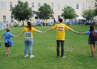 Kinder und Team geben sich die Hände und bilden einen Kreis