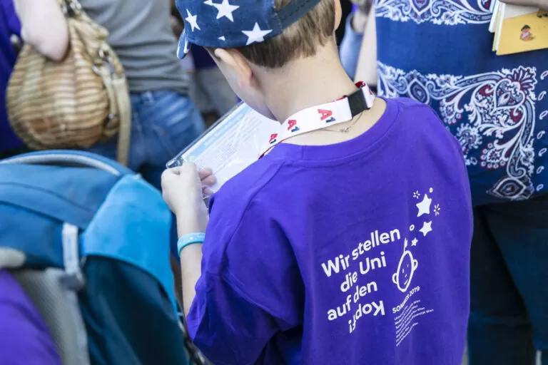 KinderuniWien-Studierender mit Studienausweis