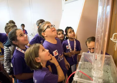 KinderuniWien-Studierende bestaunen ein Experiment