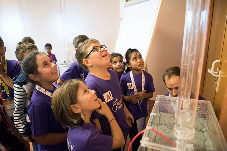 KinderuniWien-Studierende bestaunen ein Experiment