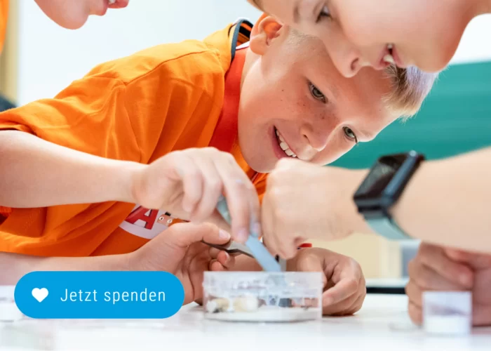 Kinder beim Experimentieren